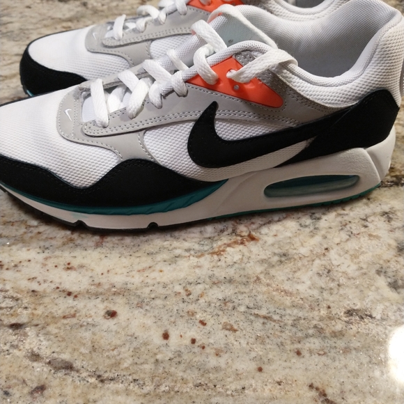 Size 9.5 women's Nike Air Max Correlate - Picture 3 of 6
